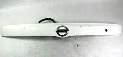 Nissan Versa 2012-2016 tapa del maletero trasero adorno moldura OEM blanco Foto 1 de 4