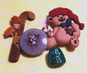 Assorted Christmas Holiday Buttons (2917) - Picture 1 of 3
