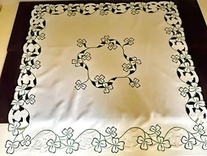 Vintage White & Green Embroidered Cutwork Teacloth Tablecloth Shamrocks YY749 - Picture 1 of 8