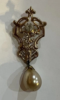 Broche prendedor vintage renacimiento victoriano pedrería y perlas de imitación chapado en oro de 18 quilates Foto 1 de 4