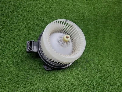 TOYOTA HILUX HEATER FAN MOTOR SMALL PLUG TYPE, 03/05-09/08 CHECKED  - image 1 of 4