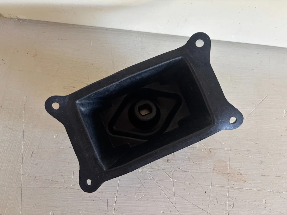 PIEZAS DETOMASO PANTERA 71-74: BOTA DE CAMBIO Foto 1 de 1