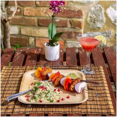  25 PACK DISPOSABLE SQUARE PLATES 8" ECO-FRIENDLY ARECA PALM LEAF PLATES.  - Image 1 of 4