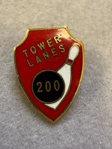 Spilla da bavero vintage Tower Lanes 200 bowling score game premio a forma di scudo 6853 - Foto 1 di 3