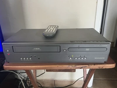Reproductor combinado de DVD/VCR Magnavox DV200MW8 con control remoto parcialmente funcionando (lado DVD) Foto 1 de 4