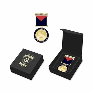 333545 MELBOURNE DEMONS 2021 AFL PREMIERS BOXED MEDAL WITH RIBBON PIN BADGE - Bild 1 von 1