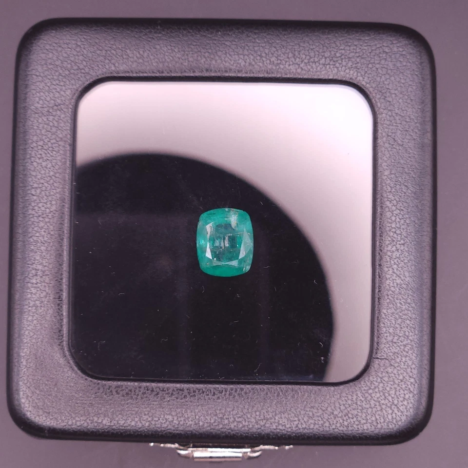 Esmeralda Panjshir natural de 2,59 quilates con certificación GGI en corte cojín Foto 1 de 4