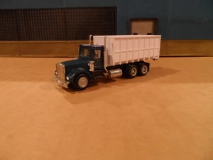 HERPA HO SCALE CUSTOM KENWORTH W900 WITH DUMPSTER LOAD - Bild 1 von 2