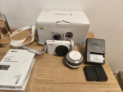 Nikon 1 S1 10.1MP Full-HD Video Systemkamera weiß mit Kit Objektiv - Bild 1 von 4