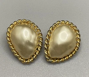 Pendientes de clip grandes gruesos firmados vintage Kenneth Lane imitación perla tono dorado - Imagen 1 de 6