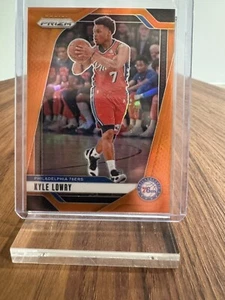 2024-25 Panini Prizm Kyle Lowry #210 True Orange Prizm /49 Philadelphia 76ers - Foto 1 di 2
