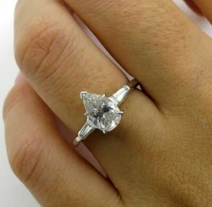 Anillo de compromiso solitario de diamantes simulados talla pera de 2 quilates enchapado en oro blanco de 14 quilates - Imagen 1 de 12