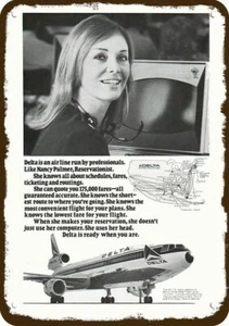 1972 DELTA Airlines Agent Nancy Palmer Vintage-Look DEKORATIVE REPLIKA METALLSCHILD - Bild 1 von 1