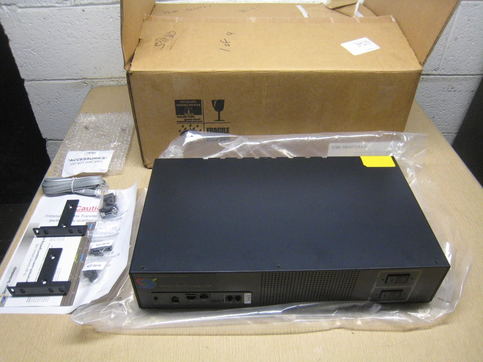 Server Technology Fail-Safe transfer switch 16 CHANNEL 30A 120V CW-16HF1B452  - Image 1 of 4