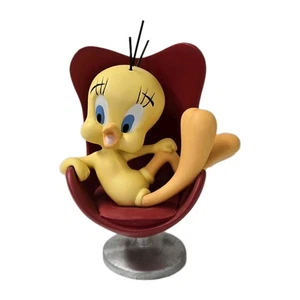Vintage 1990er seltene Demons & Merveilles Tweety Vogel liegend in einem roten Stuhl Figur - Bild 1 von 11