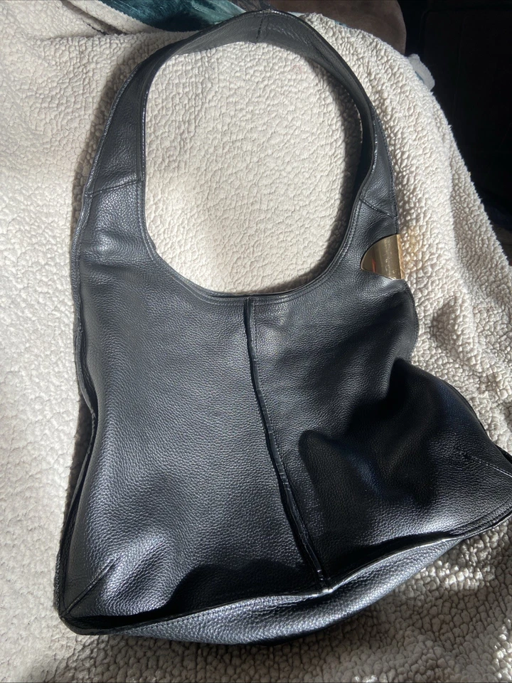 Bolso de hombro Halston Heritage de cuero negro bolsillos interiores cierre magnético Foto 1 de 4