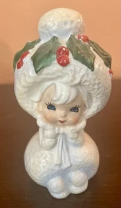 Estatuilla Lefton Christmas Sugar Snowbaby Girl de la década de 1960 con hojas de acebo astilla pequeña - Imagen 1 de 6