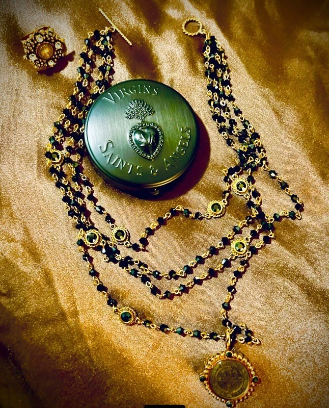 VSA | Collar con dije de San Benito a medida vírgenes Santas y Ángeles DORADO Foto 1 de 1