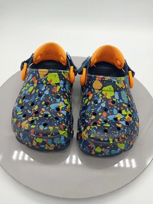 Zapatos zuecos de cocodrilo con diseño de salpicaduras de pintura azul marino/naranja talla 8 para niños Foto 1 de 4
