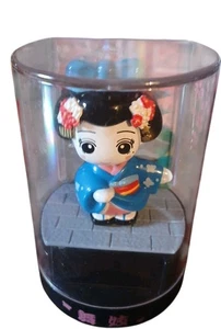 SANTA CO 2006 GEISHA GIRL MAIKO SOLAR POWERED FIGURE SWAYS MOVES BLUE  - Picture 1 of 4