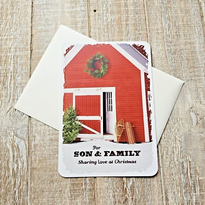 Tarjeta de felicitación de Navidad para hijo y familia guirnalda de nieve de granero rojo primavera Foto 1 de 4