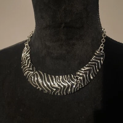 Collar Casa Blanca Mercado Negro Esmalte Cebra Circonita cúbica 14-16 Pulgadas Tono Plata Foto 1 de 4