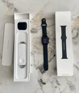 Apple Watch Series 8 41mm Cassa in Alluminio Mezzanotte con Cinturino Sport, Regolare (GPS) - Foto 1 di 10