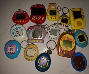 Menge 10+ GEBRAUCHT DEFEKT UNGETESTET Tamagotchi Lot Giga Pets Nano Dinky Dino Virtual - Bild 1 von 9