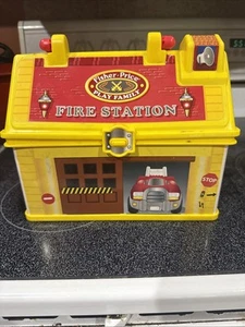 Little People Valigetta Giocattolo Edificio Caserma dei Pompieri Fisher Price 2008 Giallo Rosso - Foto 1 di 3