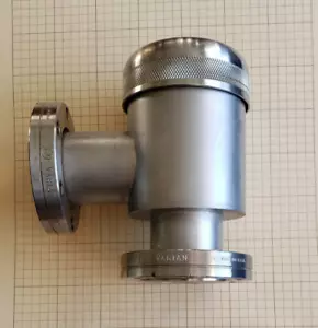 VARIAN/AGILENT VITON ÁNGULO RECTO SS VÁLVULA DE BLOQUE OPERADA A MANO 1.33 CFF 22HV150 - Imagen 1 de 3
