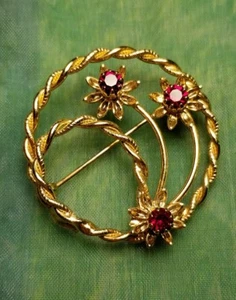 Stunning! Vintage Dark Faceted Red Stone Prong Set  Goldtone Rope Swirl Brooch - Picture 1 of 7