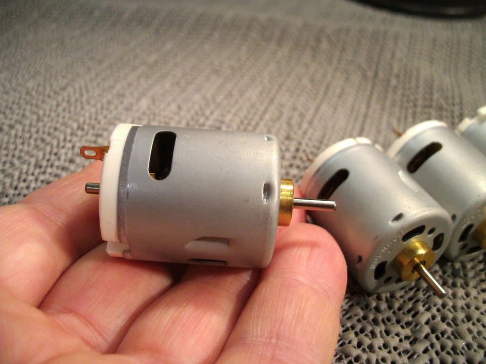 Generator, erzeugt 1,5-30V DC bei 210-4230 rpm, 28 mm Ø, Daten siehe ganz unten! - Bild 1 von 4