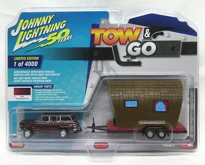 Jeep Wagoneer Borgoña 1981 Tow & Go Johnny Lightning 1:64 nuevo en paquete con casa pequeña Foto 1 de 3