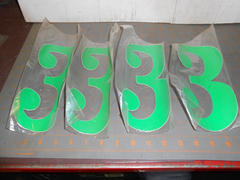 NUMBER 3 贴纸 8 英寸绿色乙烯基 4 数量比赛评分免运费 — 第 1/1 张图片