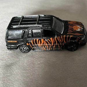 MotorMax (6044) Lincoln Navigator 1/64 Diecast Negro con Orange Tiger Tampo - Imagen 1 de 6