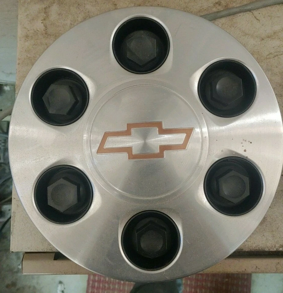 Оригинальный центральный колпак колеса Chevrolet Tahoe Silverado 1500 Suburban  - Изображение 1 из 1