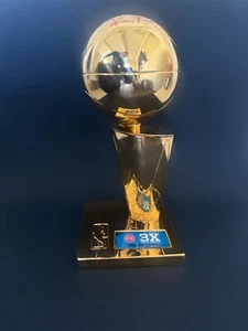 RÉPLICA AUTOMÁTICA FIRMADA POR RICHARD HAMILTON TROFEO CAMPEÓN DE LA NBA CERTIFICADO DE AUTENTICIDAD JSA PISTONES DETROIT - Imagen 1 de 8