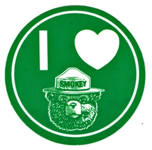 Offizieller "I Love Smokey" Bär LEUCHTET IM DUNKELN 3" Aufkleber - NEU - SCHNELLER VERSAND - Bild 1 von 2
