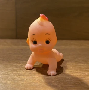 Muñeca Obitsu Kewpie bebé gateador con cinta (5 cm, hecha en Japón) nueva y sin usar - Imagen 1 de 7