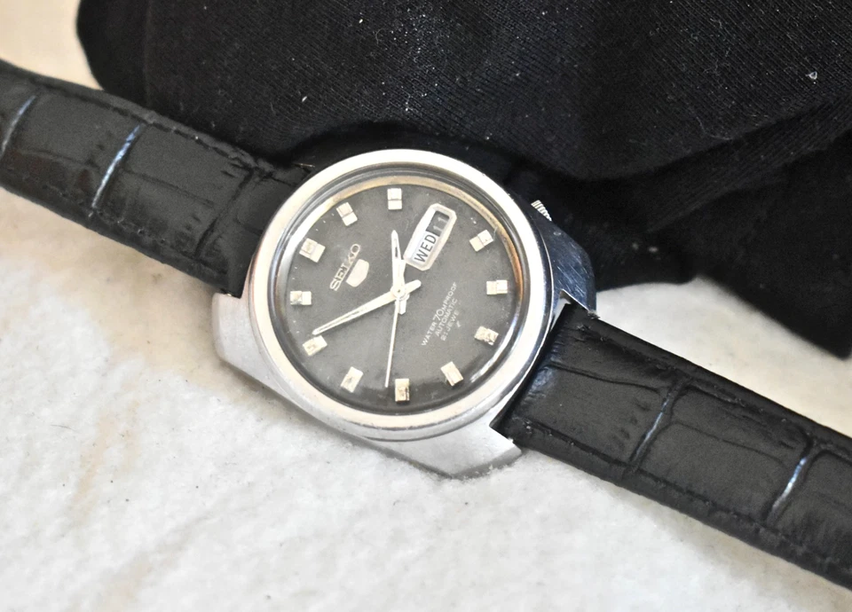 UFO JDM Hombres SS 1968 SEIKO 5 Automático Día Fecha 6119 8220 Esfera Antracita Reparada Foto 1 de 4