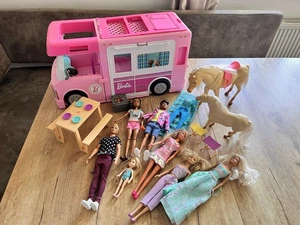 Barbie 3-in-1 Super Abenteuer-Camper Bus + 2 Pferde & 7 Puppen - Bild 1 von 10