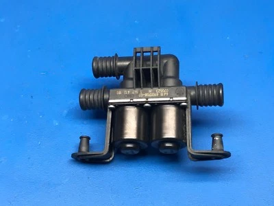 04-10 BMW E60 E63 E64 525I 528I 530I 535I 545I 550I 650I CALENTADOR VÁLVULA AGUA OEM Foto 1 de 4