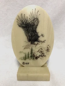 Águila calva en vuelo ovalada imitación Scrimshaw piedra mármol cultivado Bob Hickman 1987 - Imagen 1 de 9