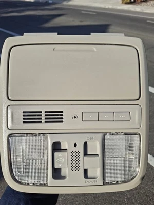 2004-2008 Acura TSX Front Doom Light In Good Condition With Screws - Image 1 of 4