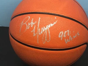 BOB HUGGINS SIGNIERT NCAA BASKETBALL WEST VIRGINIA MOUNTAINEERS 900 SIEGE JSA ZERTIFIKAT - Bild 1 von 4