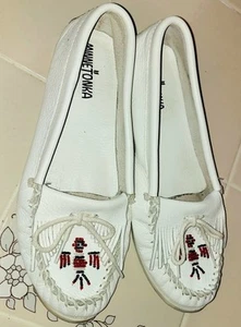 Minnetonka Moccasins Women’s Size 10 White Loafer Beaded Fringe Flat - Picture 1 of 6