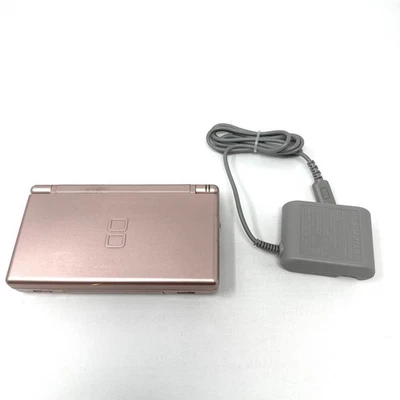 Consola de juegos portátil Nintendo DS Lite System rosa coral con cargador Foto 1 de 4