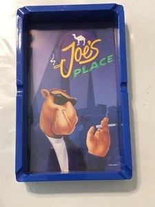 Vassoio cenere acrilico blu reale Joe's Place 1994 vintage con fumo Joe Camel - Foto 1 di 6