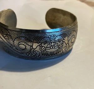 Elegantes Manschettenarmband silberfarben mit Gravur - Bild 1 von 5