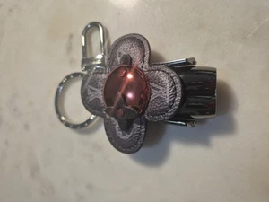 Louis Vuitton Schlüsselanhänger Vivienne - Bild 1 von 3